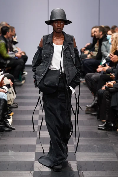 Look 16